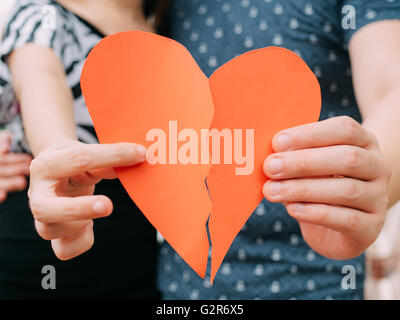 Couple de la tentative de connexion de deux feuilles de papier coeur - relation, dans l'amour concept Banque D'Images