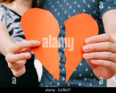 Couple holding demi forme de coeur briser - divorce, concept de split Banque D'Images