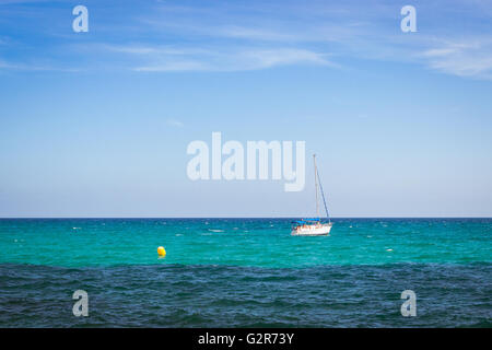 Voiliers en flottant sur l'horizon de la mer, côte de Sunny Beach, Av de los Marineros, Torrevieja, Communauté Valencienne, Espagne Banque D'Images