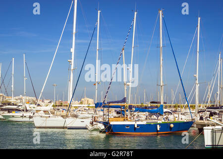 TORREVIEJA, ESPAGNE - 13 septembre 2014 : Puerto deportivo Marina Salinas. Yachts et bateaux stationnés à quai dans la Marina de Torrevieja Banque D'Images