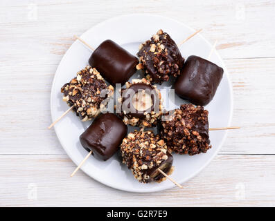 Frozen banana sur fond de bois blanc, vue du dessus Banque D'Images