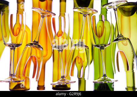 Verres à vin en face de bouteilles de vin Banque D'Images