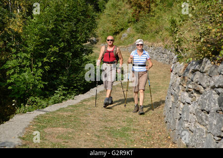 Couple, 68 et 59, tandis que la randonnée en montagne, Valle dei Ratti, Val dei Ratti, Lombardie, Italie Banque D'Images
