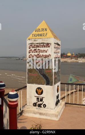 Triangle d'affichage de la plate-forme, sur le Mékong, où les frontières de la Thaïlande, le Laos et la Birmanie ou Myanmar touch, Sop Ruak Banque D'Images