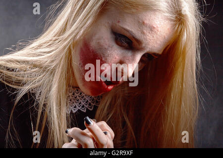 Triste pensive girl avec enduit de produits cosmétiques sur la peau boutonneux sur fond noir Banque D'Images