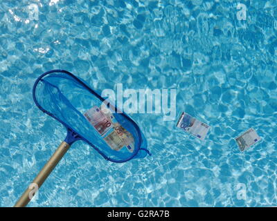 Pêche à l'épuisette les billets en euros hors de l'eau, image symbolique pour le sauvetage de l'Euro Banque D'Images