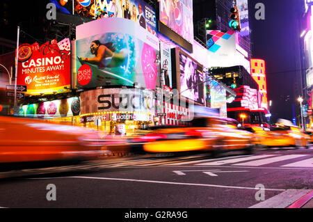 Le trafic sur la 42e Rue et de Broadway, Times Square, Manhattan, New York City, New York, United States Banque D'Images