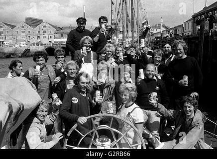 AJAXNETPHOTO. 14 août, 1979. PLYMOUTH, ANGLETERRE - Fastnet Race - L'ÉQUIPAGE DU MAXI YACHT CONDOR RÉUNIS SUR LE PONT PEU APRÈS LEUR ARRIVÉE À MILBAY. HOLDING BEER CAN EST SKIPPER PETER BLAKE PROPRIÉTAIRE AVEC BOB BELL DANS LA MÊME RANGÉE DEUXIÈME À PARTIR DE LA DROITE. YACHTSMAN ROBERT JAMES EST DERRIÈRE BELL ET HAUT À GAUCHE EST L'écrivain et dessinateur ANDREW 'SPUD' SPEDDING. PHOTO:JONATHAN EASTLAND/AJAX REF : 791408 1 3 Banque D'Images