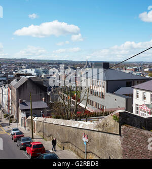 Portrait de St Patrick colline donnant sur les terrains de l'école avec mur. Sainte Angela's College Cork, Cork, Irlande. Architecte : O'Donnell et Tuomey, 2016. Banque D'Images