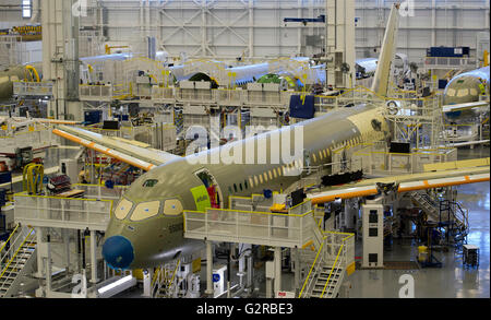 Une série C de Bombardier jet est indiqué sur la ligne de montage dans une usine d'assemblage de Bombardier à Mirabel (Québec), Canada, vendredi, Banque D'Images
