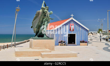 Portugal : petite chapelle des pêcheurs de Notre-Dame de la conception et monument 'O Pescador' à Praia de Mira Banque D'Images