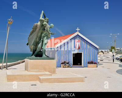 Portugal : petite chapelle des pêcheurs de Notre-Dame de la conception et monument 'O Pescador' à Praia de Mira Banque D'Images