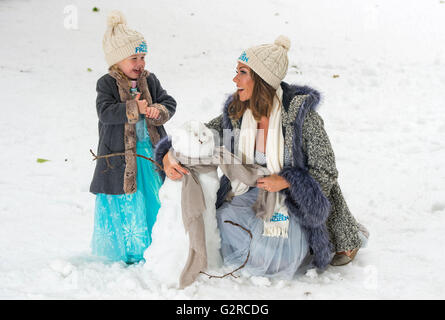 EDITORIAL N'utilisez que Michelle Heaton et sa fille foi construire un bonhomme de neige dans le quartier londonien de Cavendish Square pour célébrer Disney On Ice présente les prochaines au Royaume-Uni. Banque D'Images