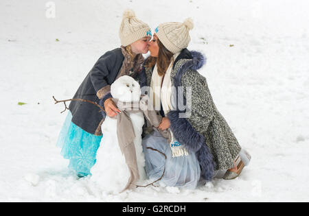 EDITORIAL N'utilisez que Michelle Heaton et sa fille foi construire un bonhomme de neige dans le quartier londonien de Cavendish Square pour célébrer Disney On Ice présente les prochaines au Royaume-Uni. Banque D'Images
