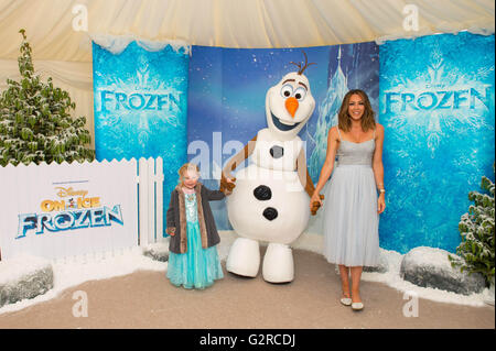 Michelle Heaton et sa fille Faith rencontrent le personnage OLAF de Disney's Frozen à Cavendish Square à Londres pour célébrer les cadeaux de Disney on Ice venus au Royaume-Uni. Banque D'Images