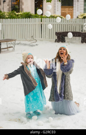 EDITORIAL N'utilisez que Michelle Heaton et sa fille foi jouer dans la neige au London's Cavendish Square pour célébrer Disney On Ice présente les prochaines au Royaume-Uni. Banque D'Images