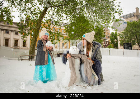 EDITORIAL N'utilisez que Michelle Heaton et sa fille foi construire un bonhomme de neige dans le quartier londonien de Cavendish Square pour célébrer Disney On Ice présente les prochaines au Royaume-Uni. Banque D'Images
