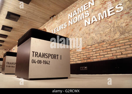 Liste des tabourets transporte à l'intérieur du camp Caserne Dossin partie de la Kazerne Dossin Memorial, à Malines, Belgique. Banque D'Images