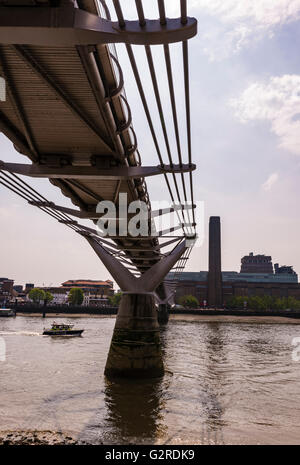 Millennium Bridge et la Tate Modern Art Gallery à Bankside, Londres, Royaume-Uni. Banque D'Images