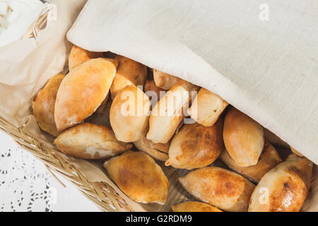 Des gâteaux sont en panier pique-nique Banque D'Images