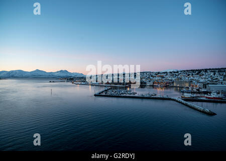 Vue panoramique de Tromsø et de son port au crépuscule de l'hiver.Tromsø, Troms, Norvège. Banque D'Images