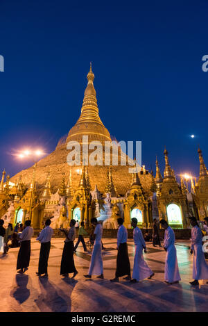 Un groupe de personnes avec l'offre de randonnée le long de la pagode Shwedagon à Yangon, Myanmar. Banque D'Images