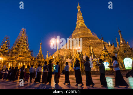 Un groupe de personnes avec l'offre de randonnée le long de la pagode Shwedagon à Yangon, Myanmar. Banque D'Images