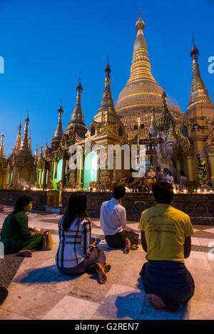 Les gens faisant levier à la pagode Shwedagon à Yangon, Myanmar. Banque D'Images