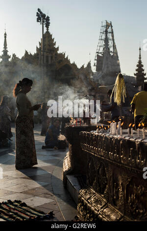 Les gens par la pagode Shwedagon à Yangon, Myanmar. Banque D'Images