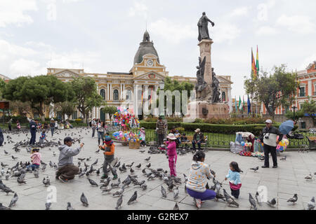 La Paz, Bolivie - 24 octobre 2015 : alimentation Personnes pigeon sur Plaza Murillo. Banque D'Images