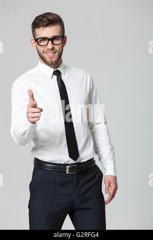 Hey You ! Young handsome businessman sur vous tout en isolé sur fond gris. Banque D'Images