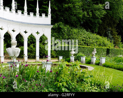 L'Exedra blanc brillant est au-dessus de l'Exedra Jardin en Painswick Rococo Gardens, Gloucestershire. Banque D'Images