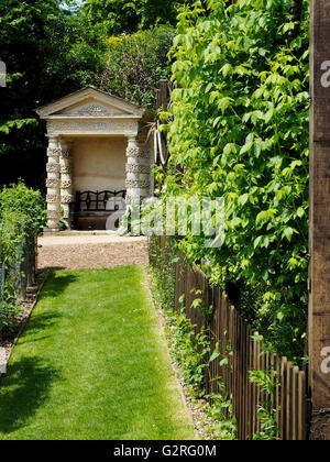 Le petit temple de la folie en Painswick Rococo Garden, Gloucestershire. Banque D'Images