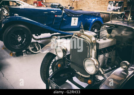 Vintage Alvis voiture dans un atelier à Bicester Heritage Centre. L'Oxfordshire, Angleterre. Vintage filtre appliqué Banque D'Images