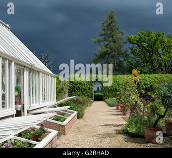 Ciel d'orage foncé sur jardins. grange Broughton Broughton, Banbury, Oxfordshire, Angleterre Banque D'Images