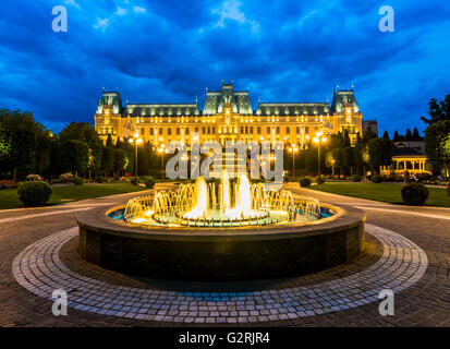 Vue sur la rue du Palais de la culture, un édifice situé dans la région de Iasi, Roumanie. Le bâtiment a servi de palais administratif puis Banque D'Images