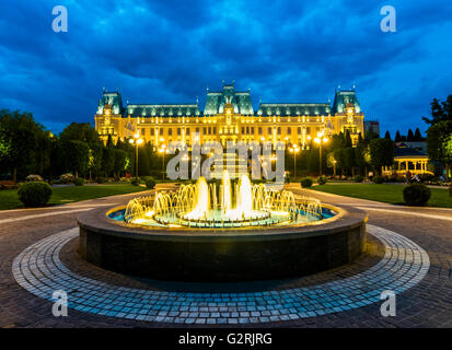 Vue sur la rue du Palais de la culture, un édifice à Iasi, Roumanie. Le bâtiment a servi de palais administratif puis Palace Banque D'Images