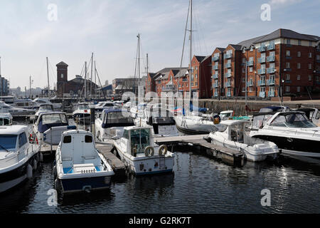 Bateaux de puissance amarrés à Swansea Marina Wales Royaume-Uni, Waterfront appartements et logements quai Banque D'Images