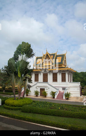 Le Royal rest house dans le parc du Palais Royal, Phnom Penh, Cambodge. Vue paysage Banque D'Images