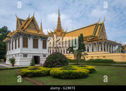 Vue de la salle du trône du Palais Royal, Phnom Penh, avec l'Hor Samrith Phimean au premier plan de construction Banque D'Images