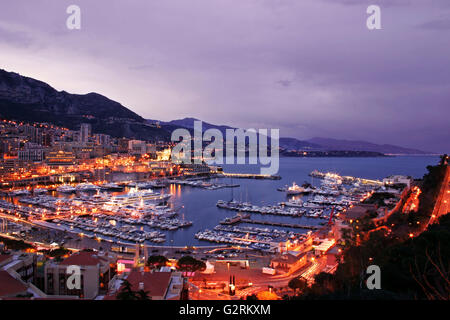 Monaco scenic la nuit y compris des yachts et la skyline de Monte Carlo Banque D'Images