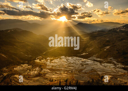 Coucher de soleil sur la bouche du tigre dans les champs de riz Yuanyang Banque D'Images