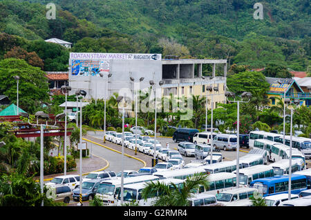 Zone de transfert de bus et un parking pour bus excursion au Port de Roatan. Roatan, Honduras Banque D'Images