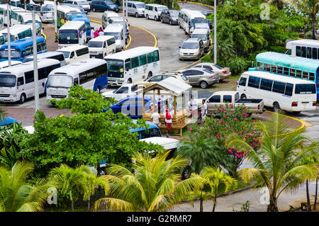 Zone de transfert de bus et un parking pour bus excursion au Port de Roatan. Roatan, Honduras Banque D'Images