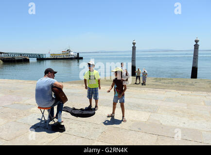 Un musicien jouant par les colonnes Pier (Portugais : Cais das Colunas) par le Tage. Banque D'Images