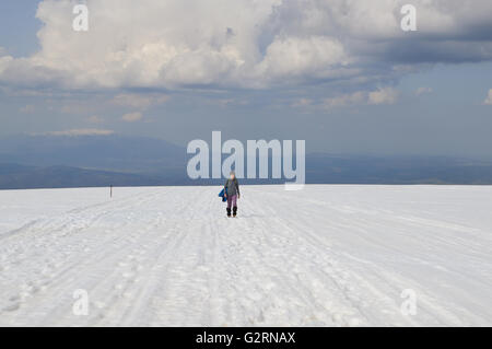 Jeune femme marche sur une montagne enneigée (plateau, montagne de Rila, Bulgarie Banque D'Images