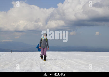 Jeune femme marche sur une montagne enneigée (plateau, montagne de Rila, Bulgarie Banque D'Images