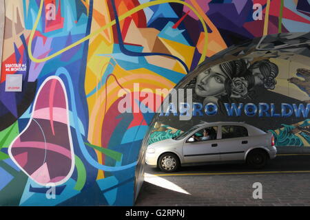 Peinture murale de l'artiste Diego mena à Santa Cruz de Tenerife intitulée "Chicharro dans le monde'. Chicharrero est argot pour personne à Tenerife Banque D'Images