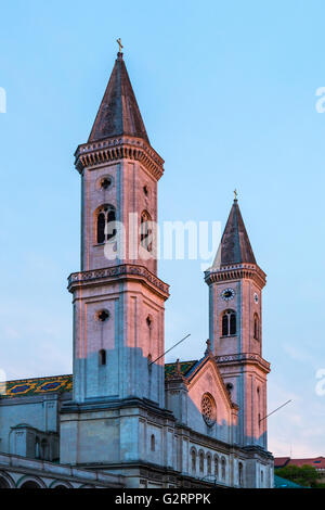 Munich, Allemagne, des tours de Ludwig église dans le soleil du soir Banque D'Images