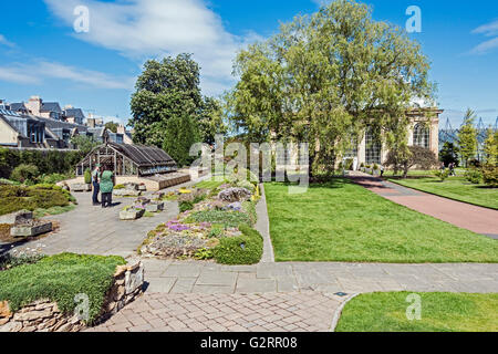 Alpine House et dans la cour en face de Palm House dans le Jardin botanique royal d'Édimbourg en Écosse Banque D'Images